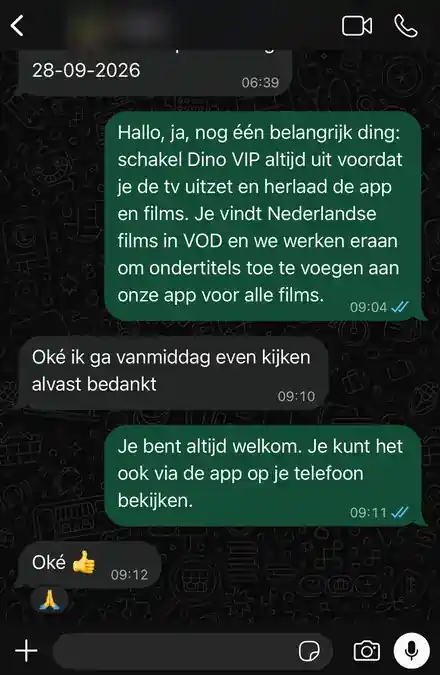 IPTV service customer review on WhatsApp: app and movie tips in the chat, customer replies with a thumbs up